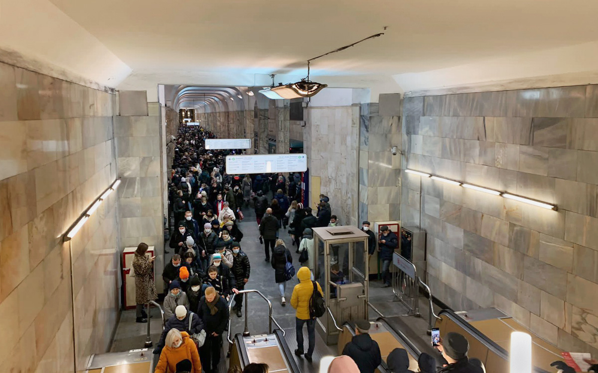На участке зеленой линии метро в Москве произошел сбой