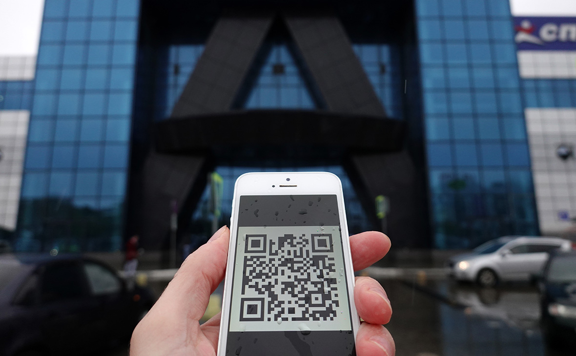 Власти внесли в Думу законопроекты о QR-кодах на транспорте и в магазинах