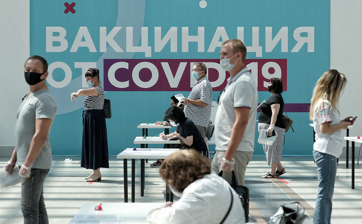 Гинцбург напомнил, что обязательная вакцинация не является принудительной
