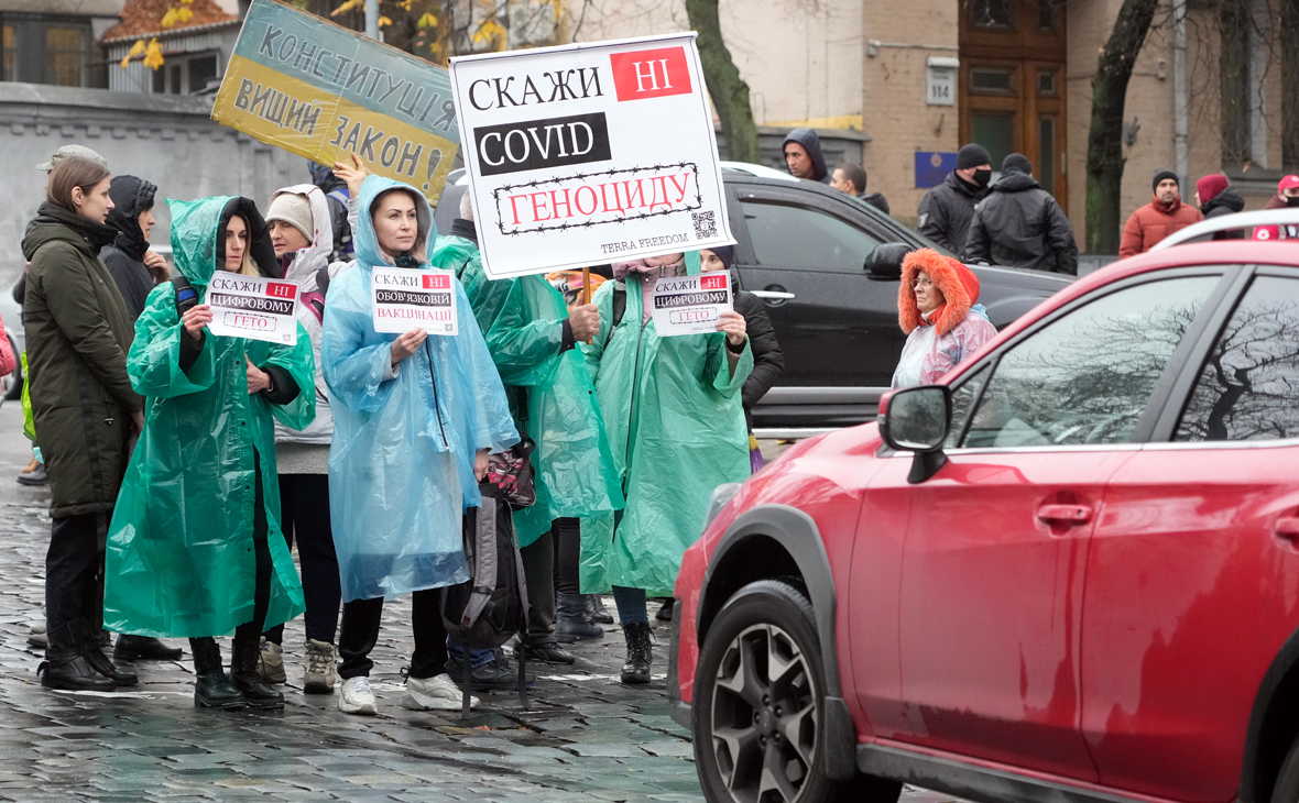 В Киеве участники акции противников вакцинации перекрыли несколько улиц