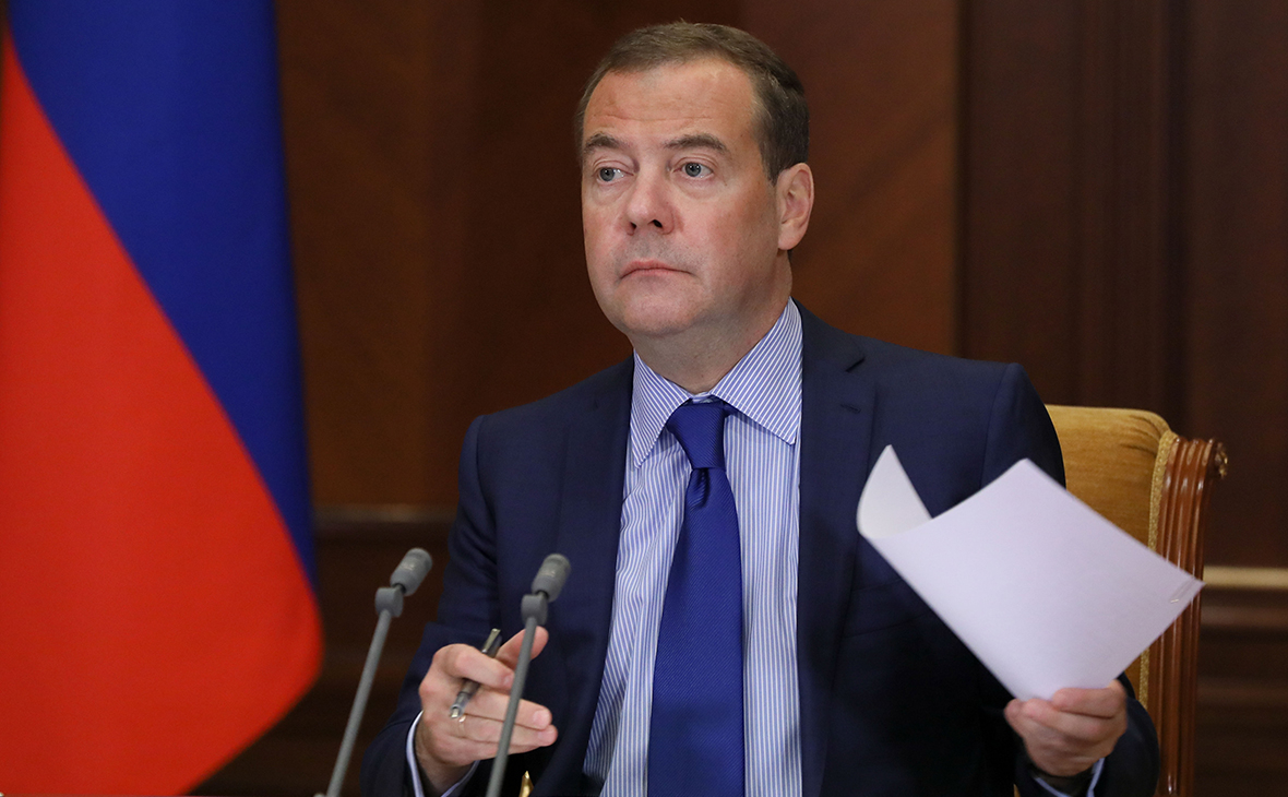 Медведев призвал отказаться от «прививочного национализма»