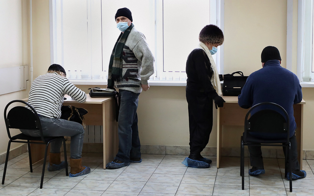 Песков указал на нюансы введения QR-кодов для непривитых с антителами