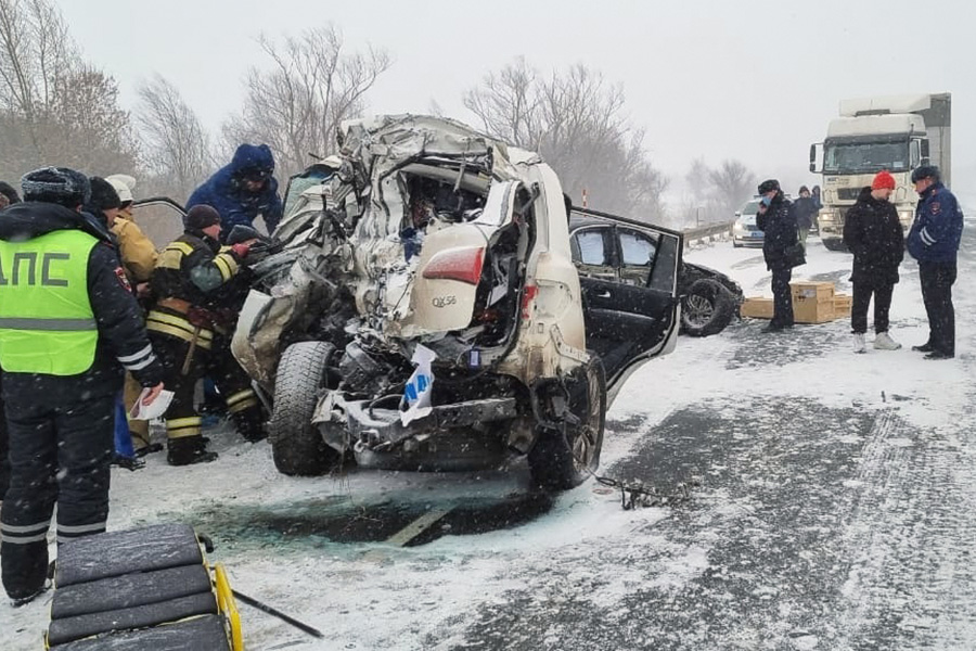 Уголовное дело завели после гибели двоих в массовом ДТП под Волгоградом