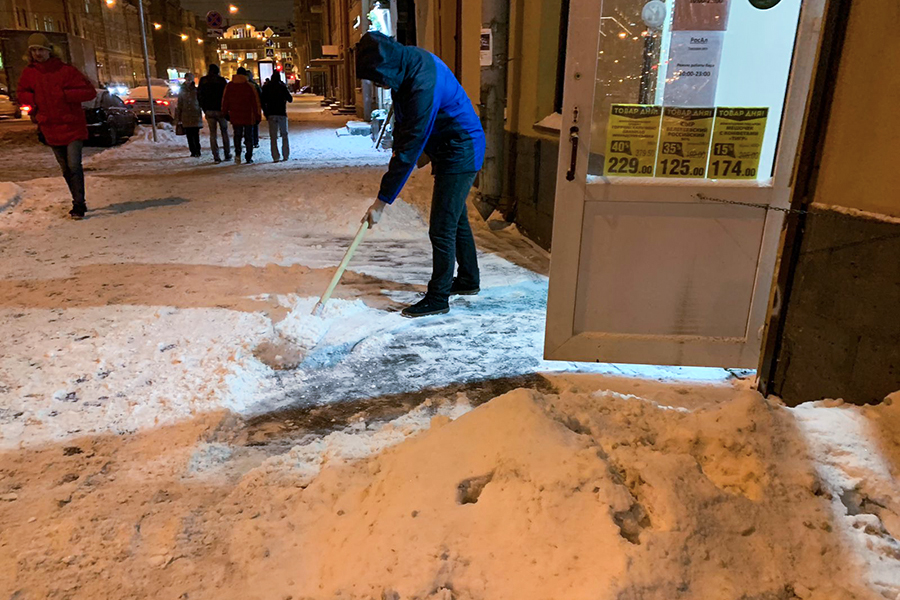 Беглов заявил о невозможности убрать снег из Петербурга за один «щелчок»