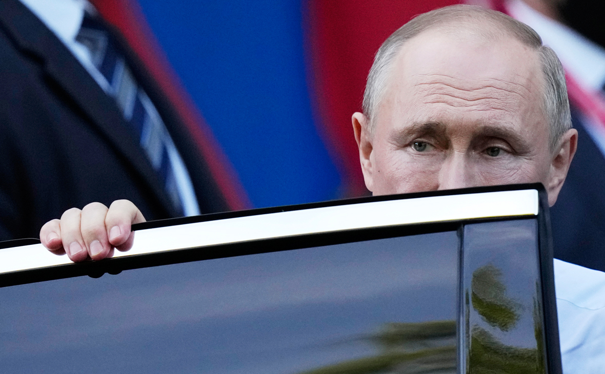 Песков сообщил, что омикрон-штамм не повлиял на меры безопасности Путина
