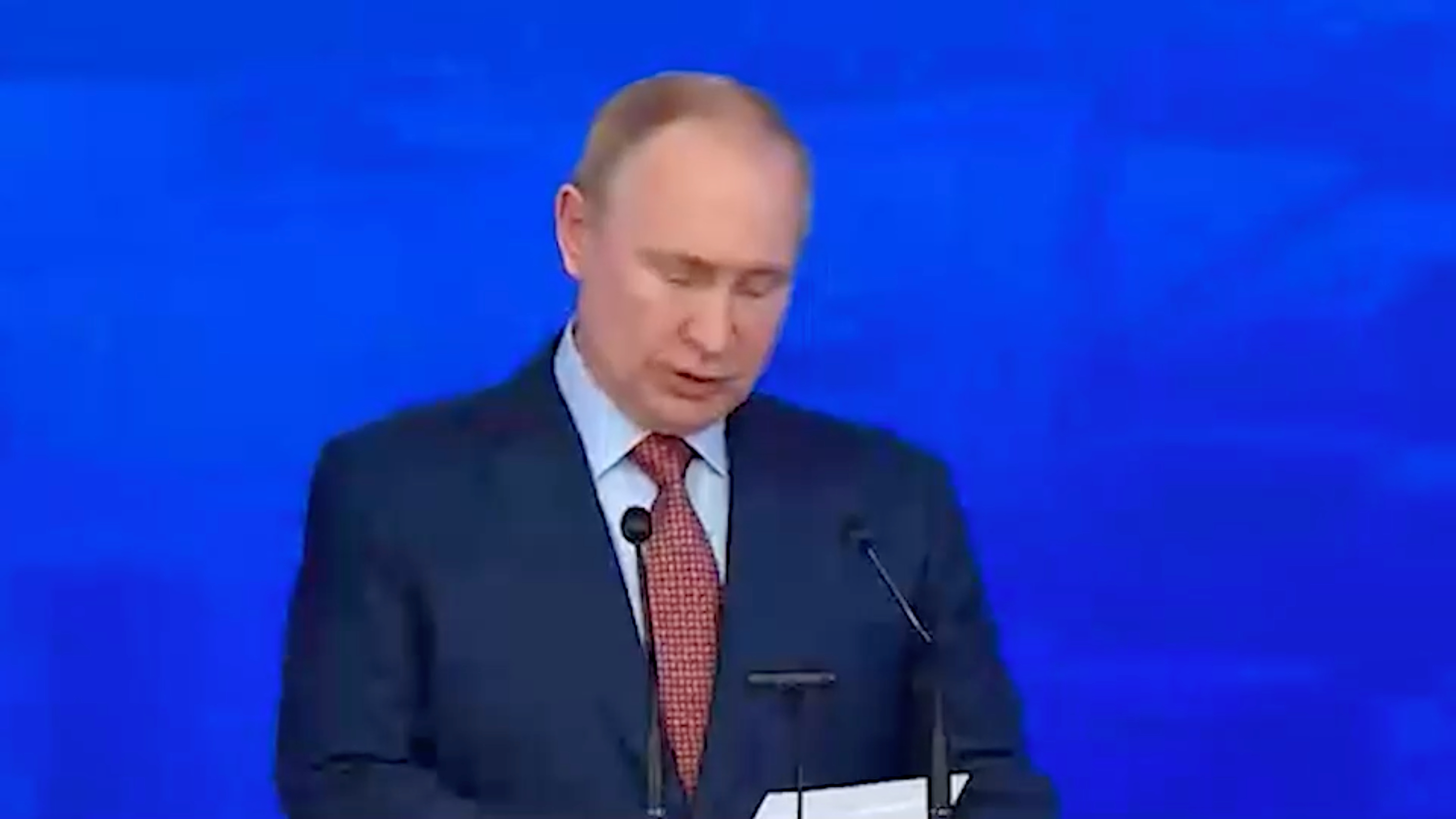 Путин потребовал доработать законопроект о QR-кодах в общественных местах