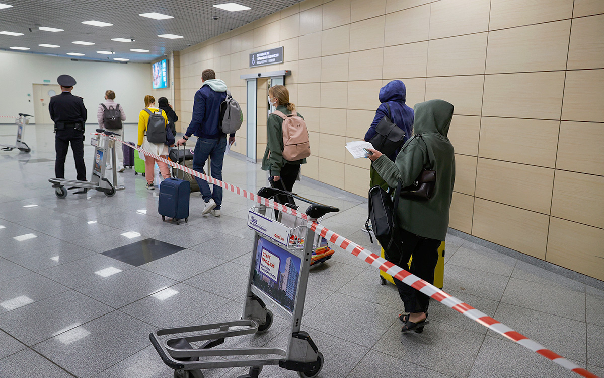 Попова заявила о риске завоза в Россию омикрон-штамма из 50 стран