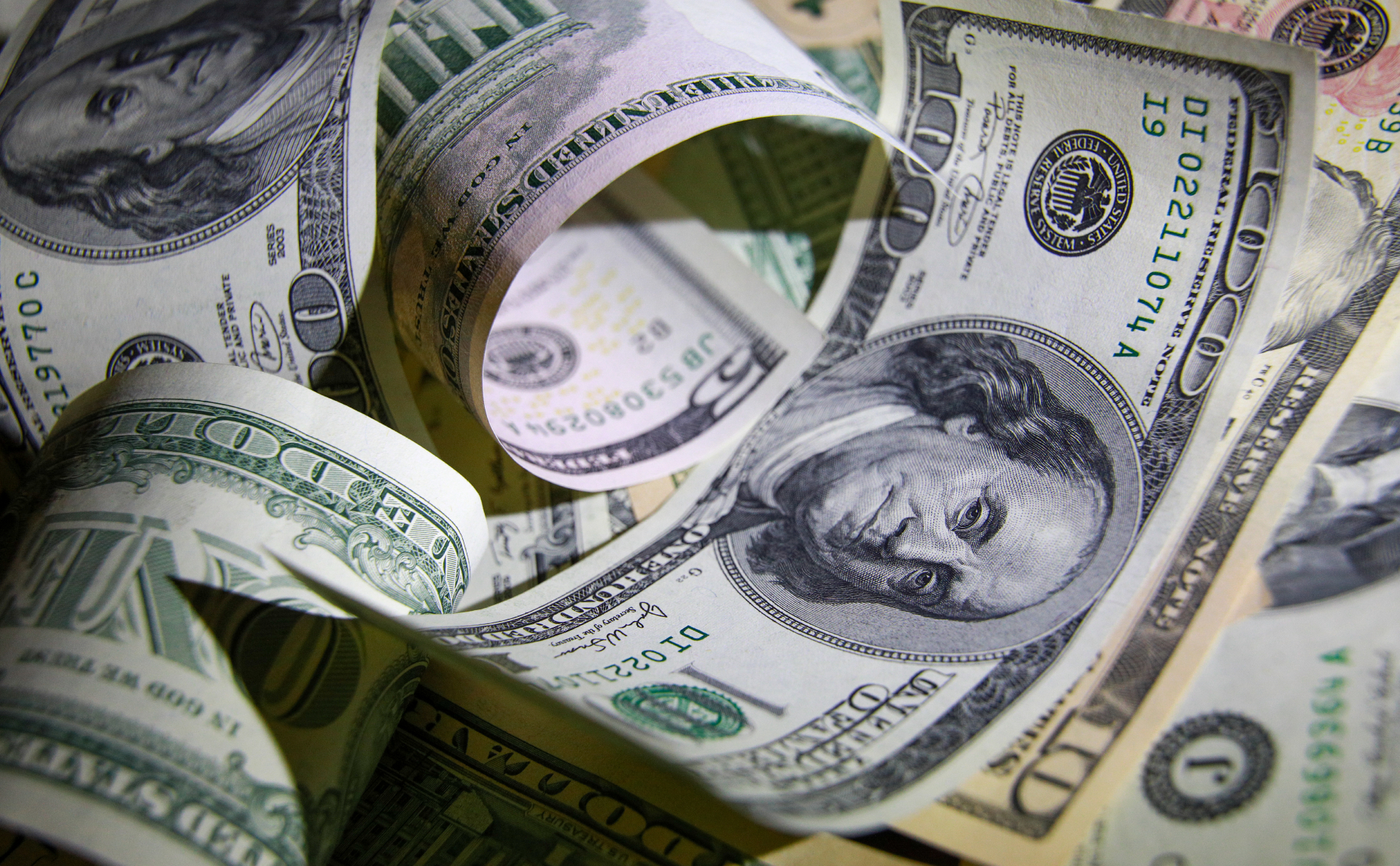 Приток средств в биржевые фонды впервые превысил $1 трлн