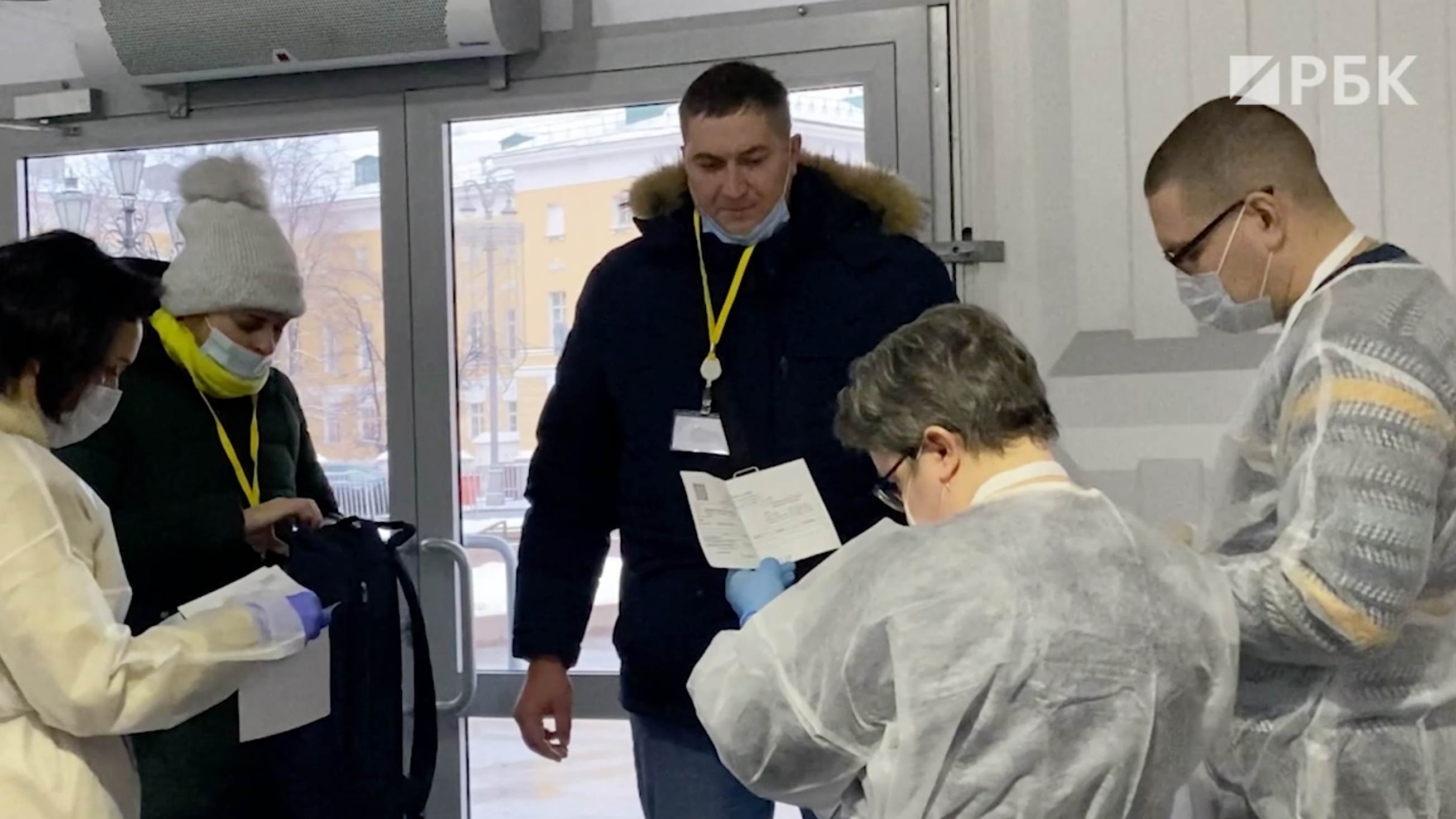 У журналистов перед пресс-конференцией Путина проверили QR-коды. Видео