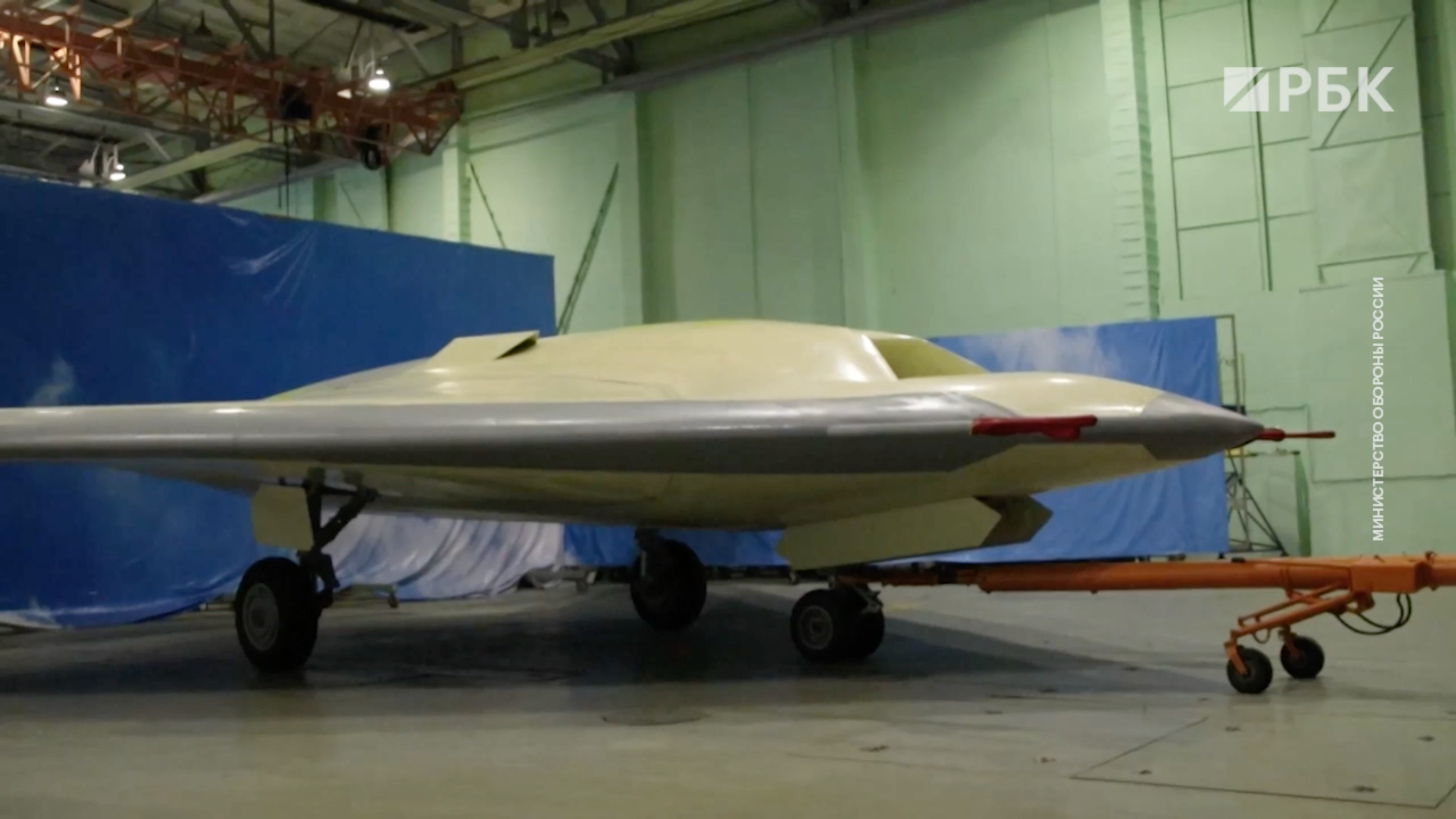 Как в Новосибирске выкатили беспилотник, который будет летать с Су-57
