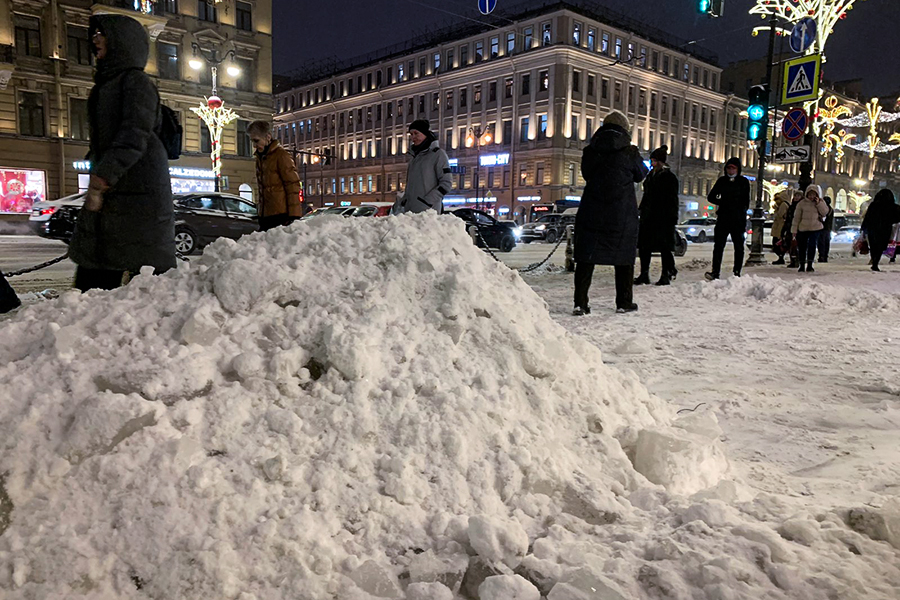 Беглов заявил о невозможности убрать снег из Петербурга за один «щелчок»