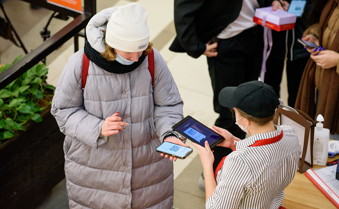В Кремле заявили об отсутствии планов вводить QR-коды для подростков