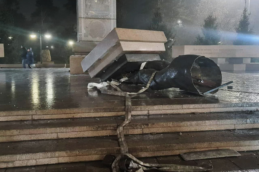 Погромы в мэриях и магазинах: фото последствий беспорядков в Казахстане