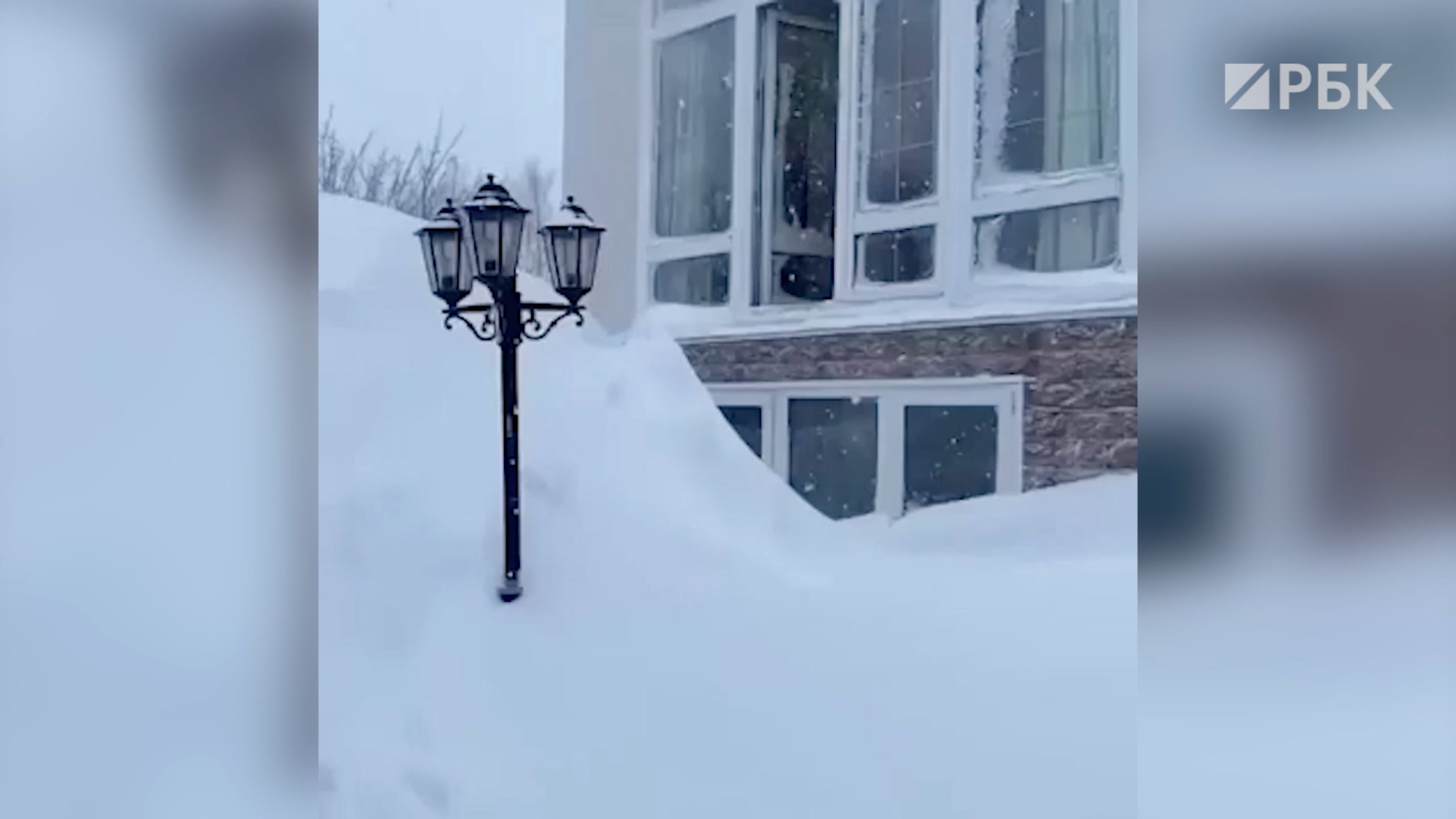 На Сахалине в метель устроили челлендж &laquo;Прыгни в сугроб&raquo;. Видео