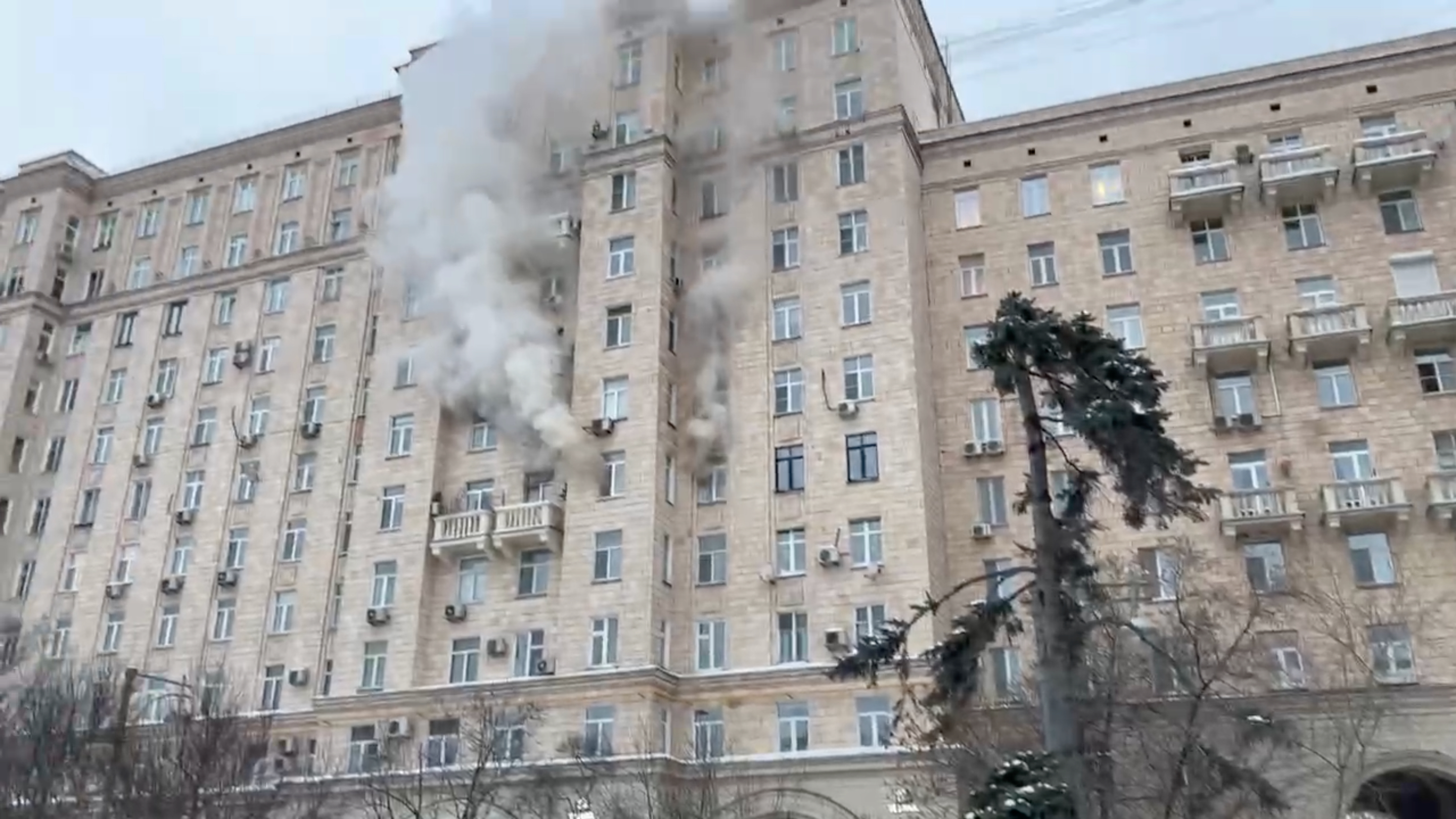 Пожар в доме на Кутузовском проспекте в Москве. Видео
