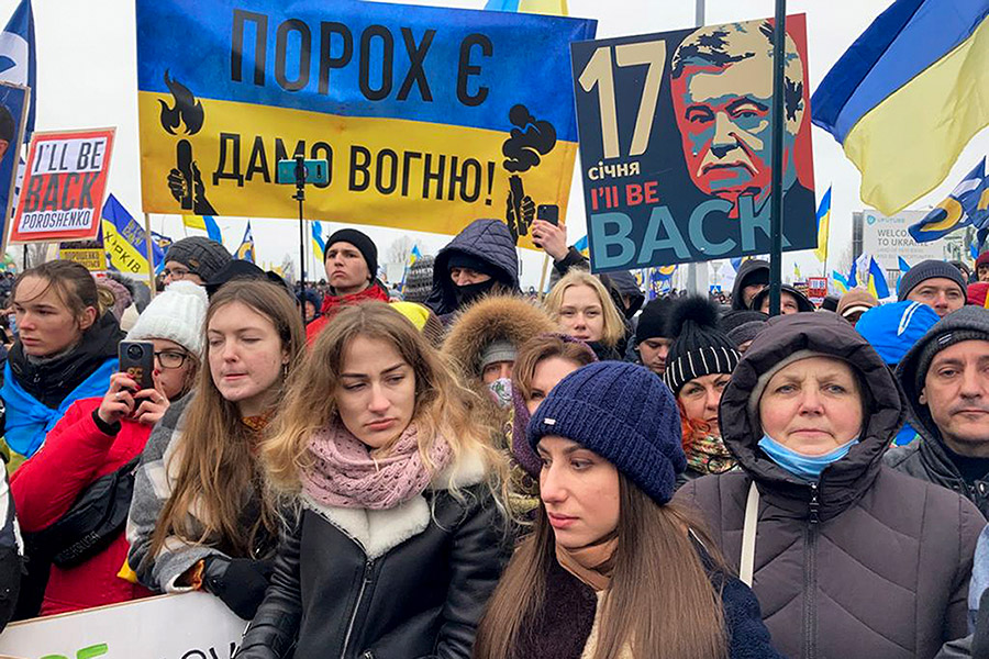 В Госбюро расследований заявили, что Порошенко не взял повестку в суд