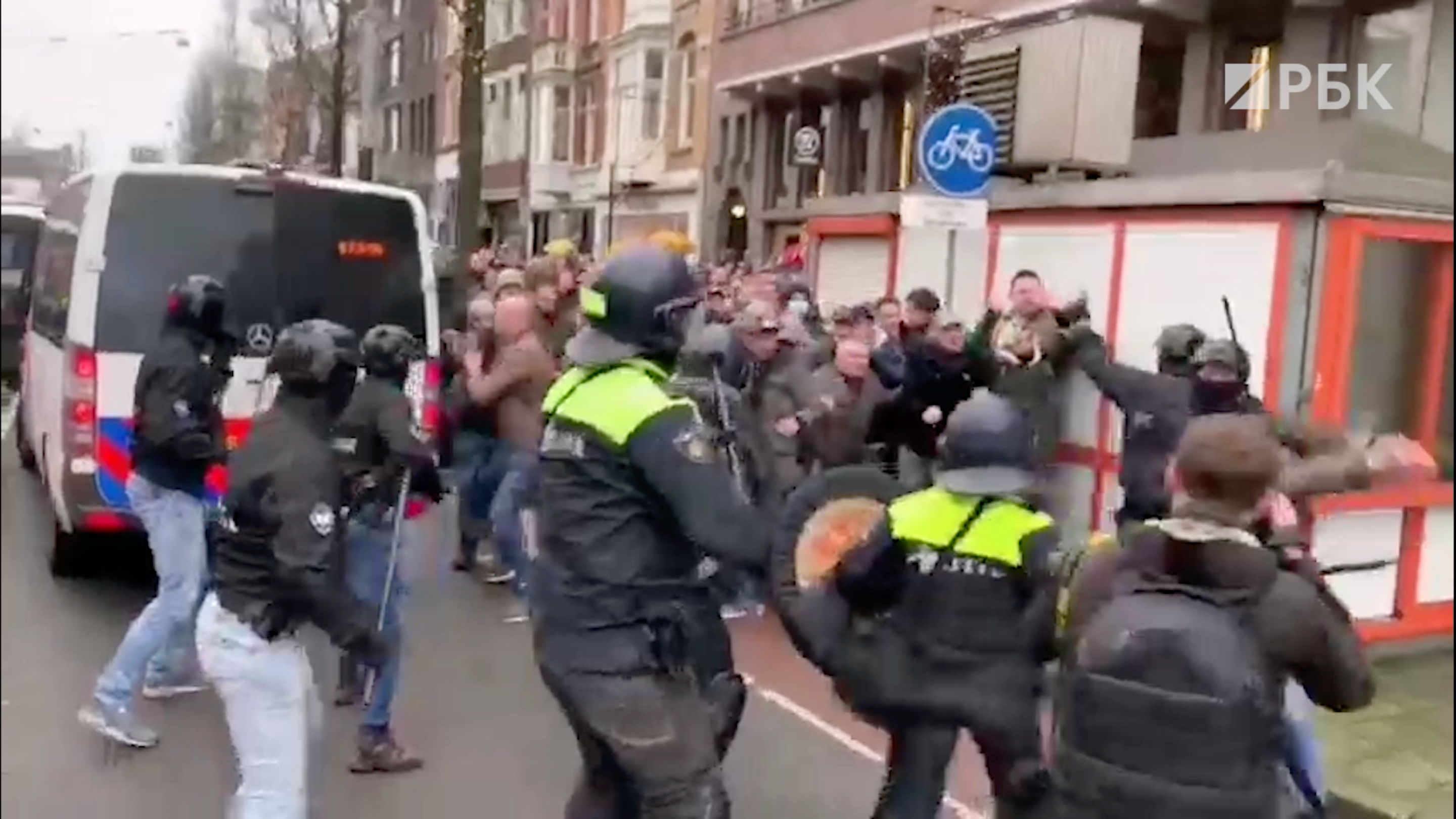 В Амстердаме полиция применила дубинки на антиковидном митинге. Видео