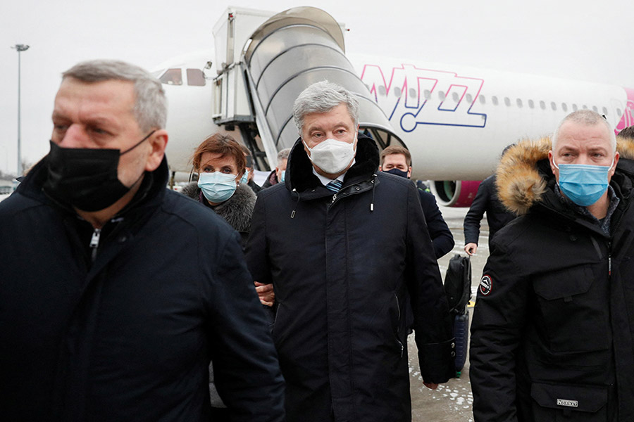 В Госбюро расследований заявили, что Порошенко не взял повестку в суд