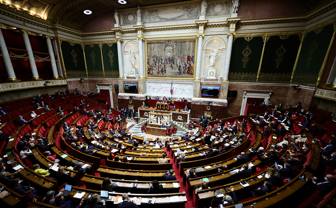 Парламент Франции одобрил введение вакцинных пропусков на фоне протестов