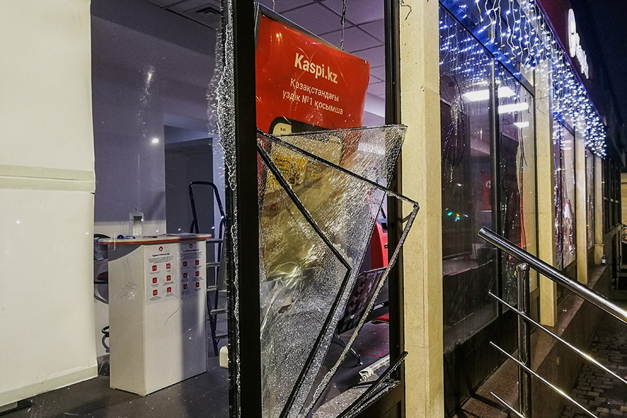Погромы в мэриях и магазинах: фото последствий беспорядков в Казахстане