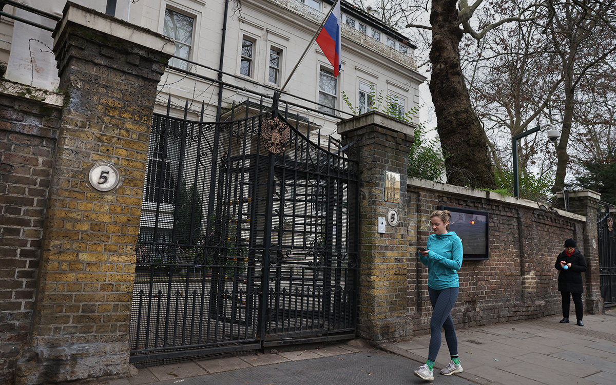 Посольство России призвало Британию не распространять «глупые» провокации
