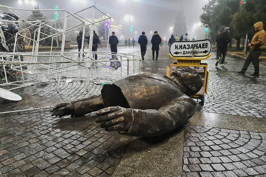 Погромы в мэриях и магазинах: фото последствий беспорядков в Казахстане