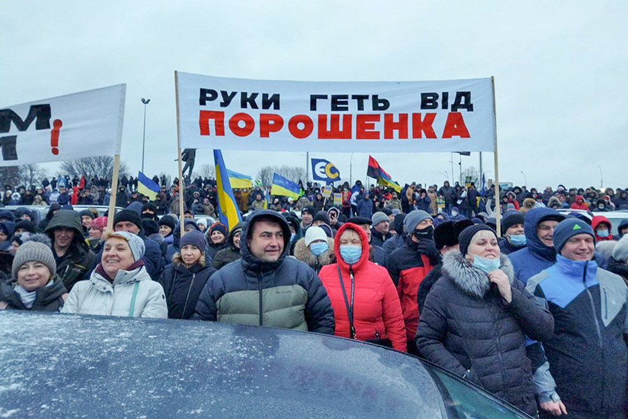 В Госбюро расследований заявили, что Порошенко не взял повестку в суд
