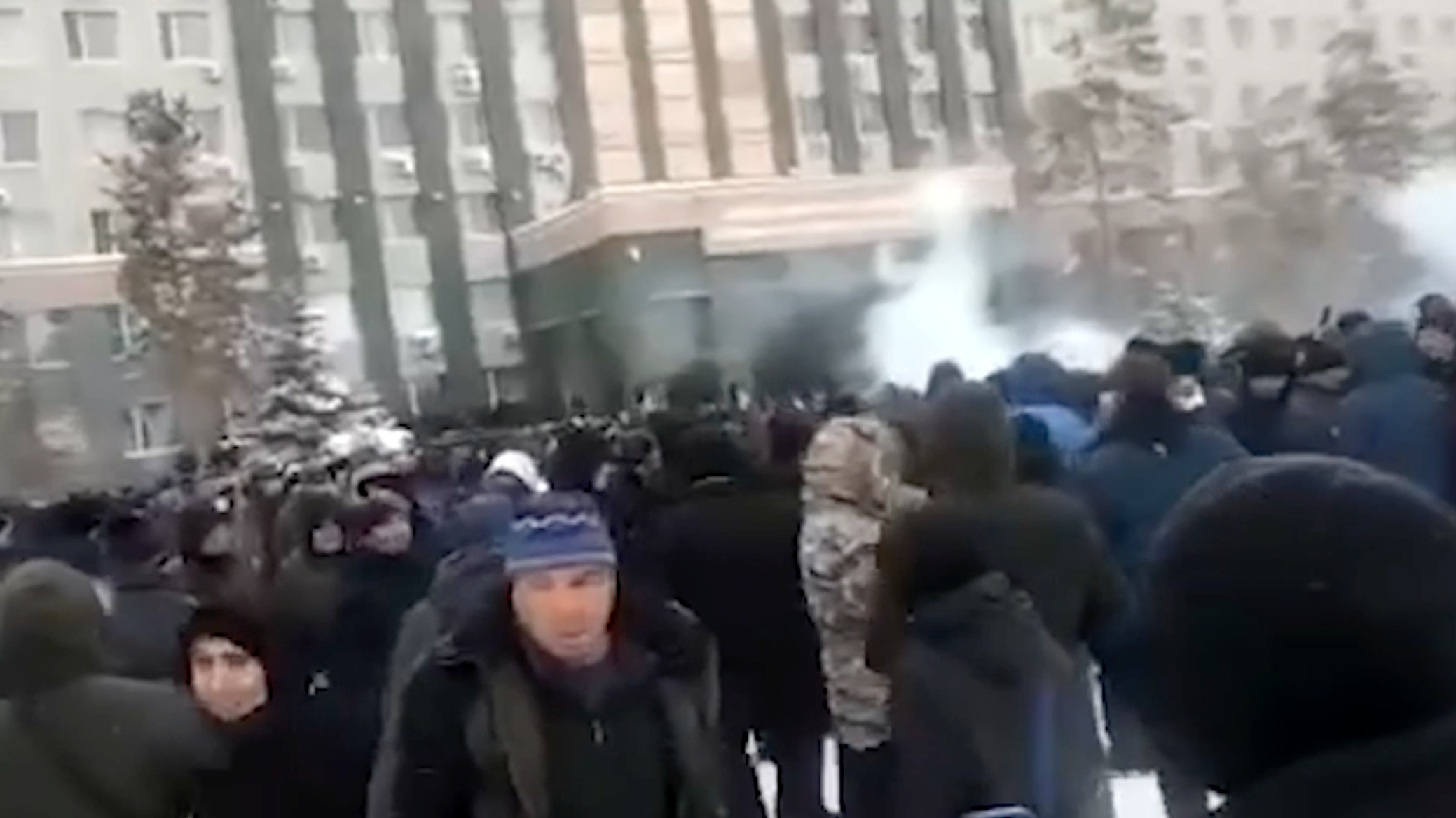 У окруженного протестующими здания акимата Актобе раздались взрывы
