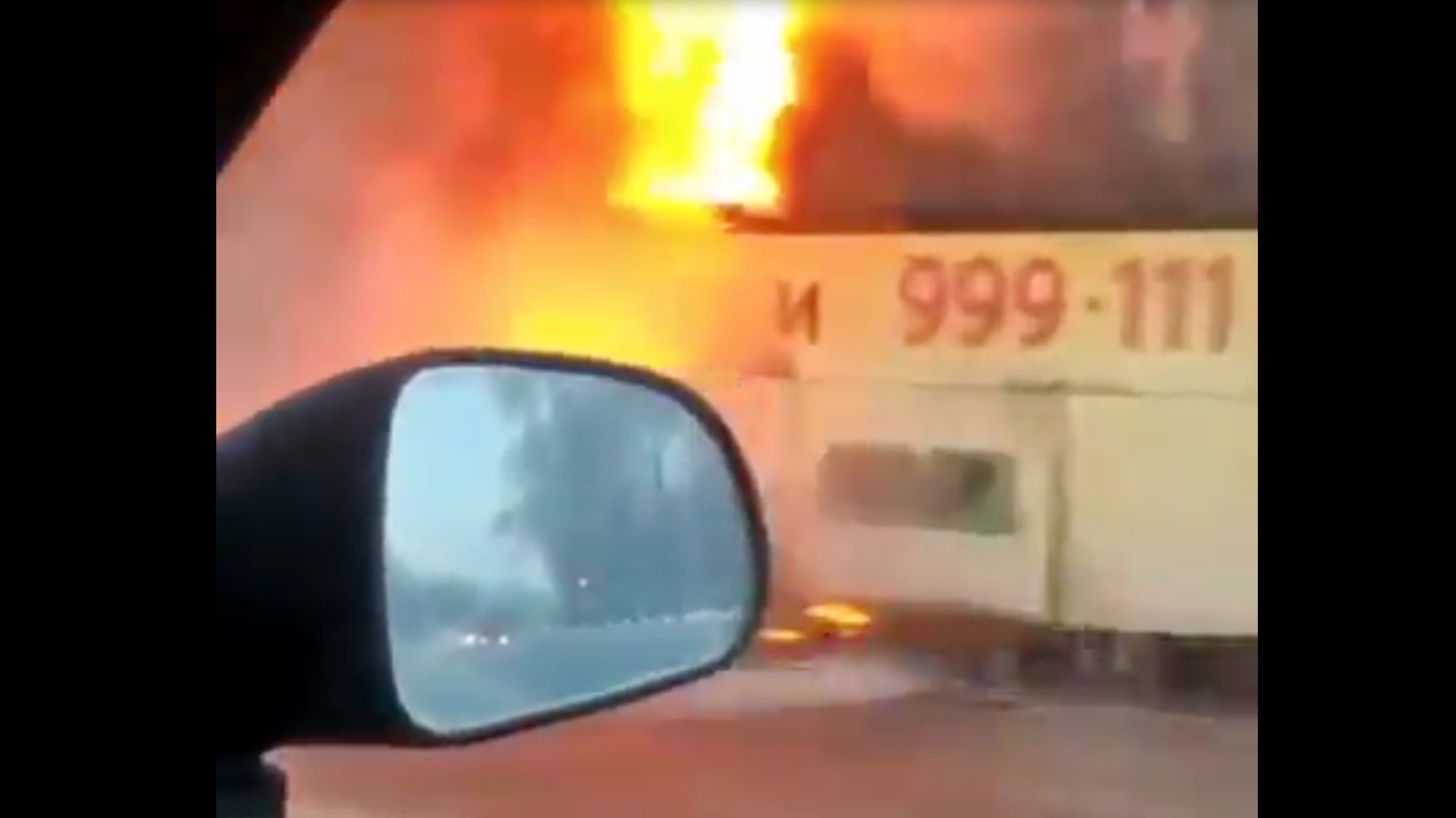 В Хабаровске сгорел пассажирский автобус. Видео