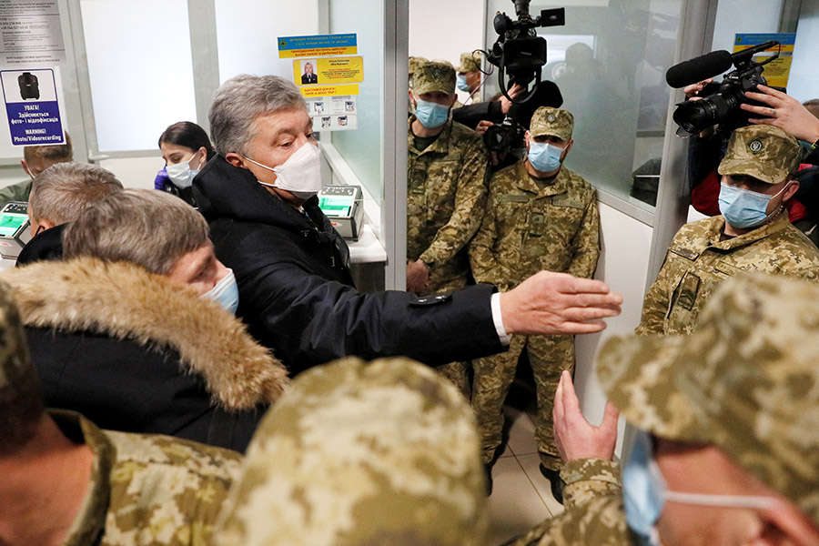 В Госбюро расследований заявили, что Порошенко не взял повестку в суд