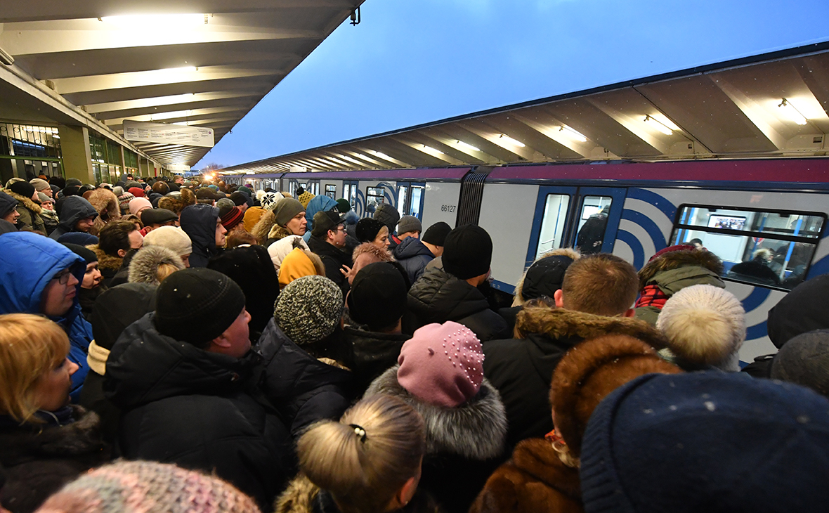Движение поездов приостановили на юге фиолетовой ветки метро Москвы