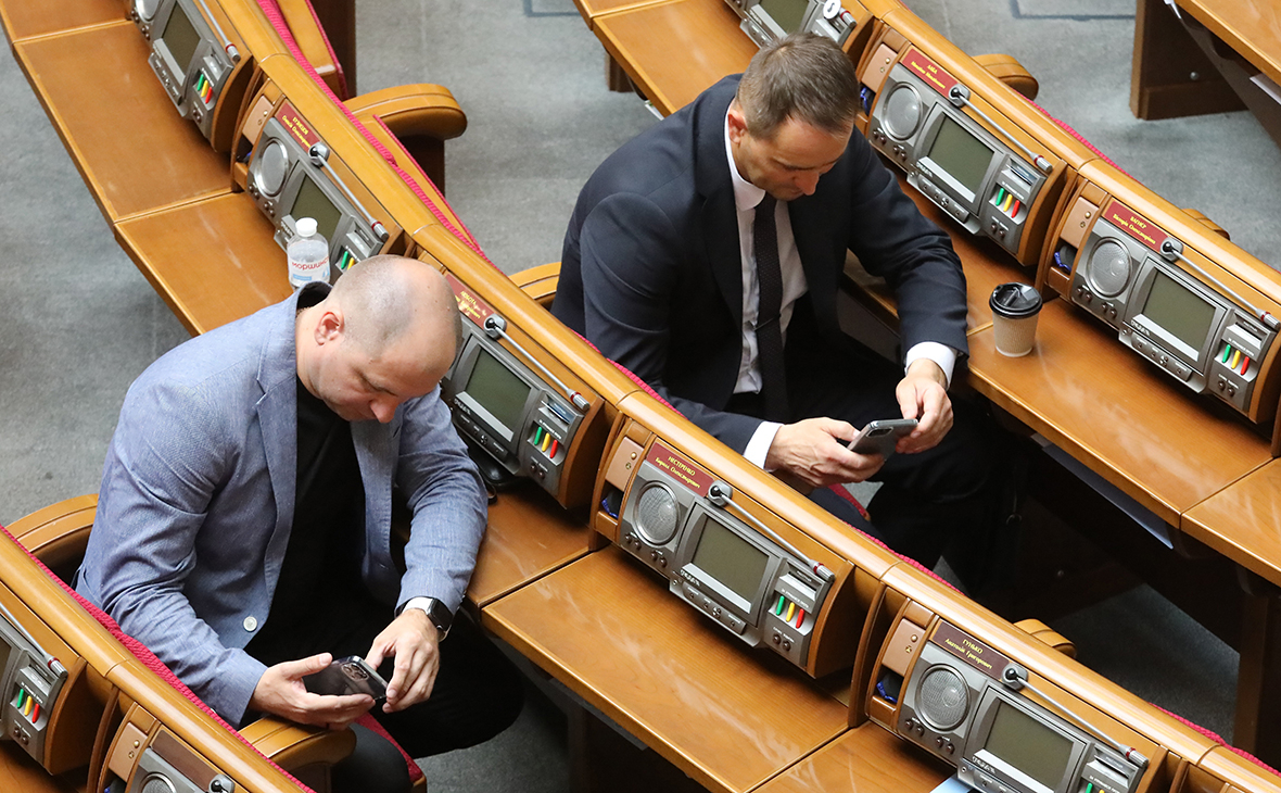 В «Слуге народа» опровергли запрет депутатам фракции покидать Украину
