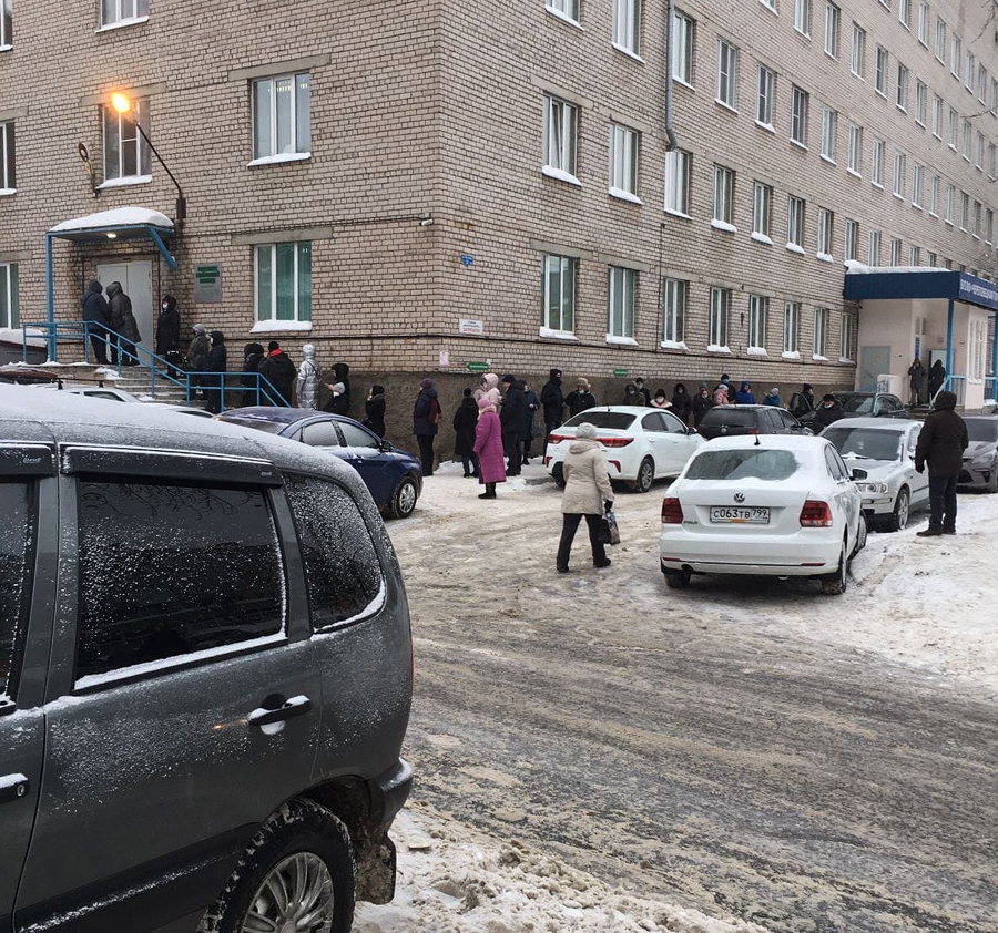 Как власти решают проблему очередей в поликлиники. Фоторепортаж