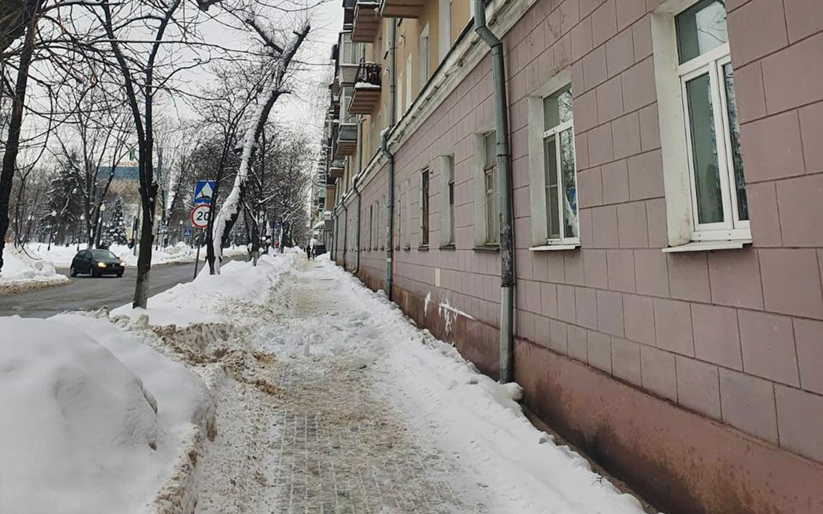 В Балашихе возбудили дело после падения наледи с крыши на детей и женщину