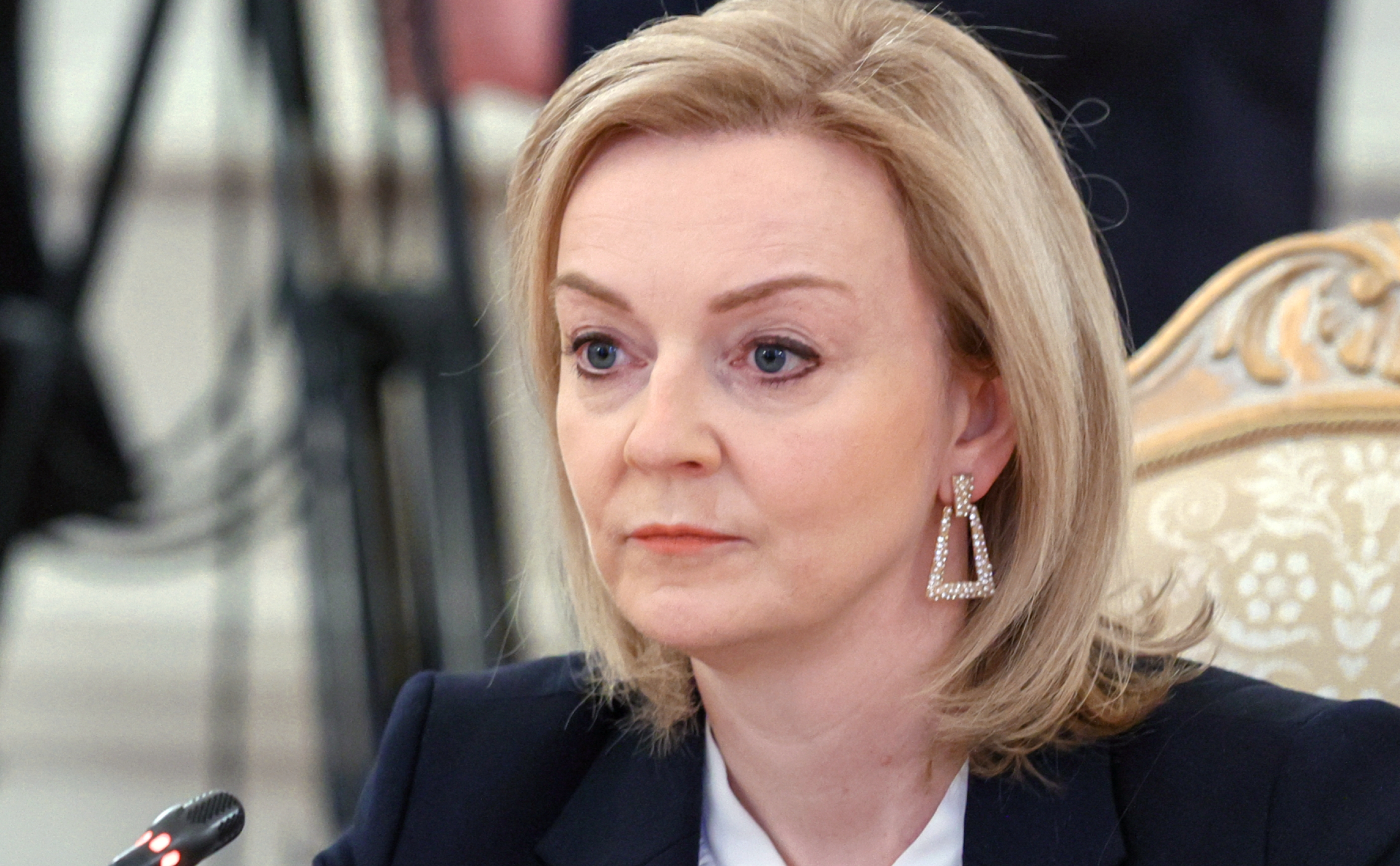 Глава МИД Британии назвала «крайне сложным» снятие санкций с бизнесменов