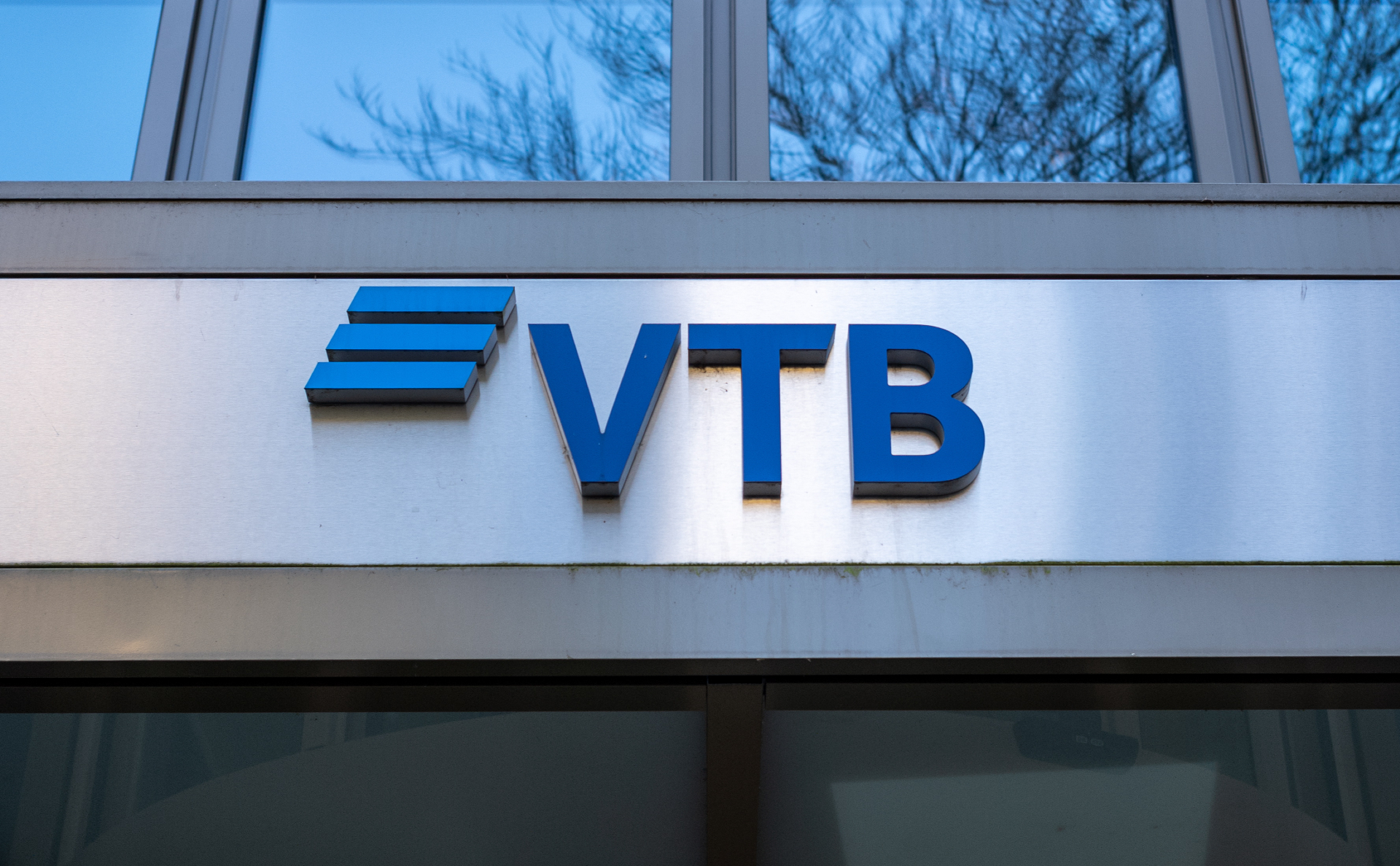 Сингапур ввел санкции против ВТБ, Промсвязьбанка и ВЭБ.РФ