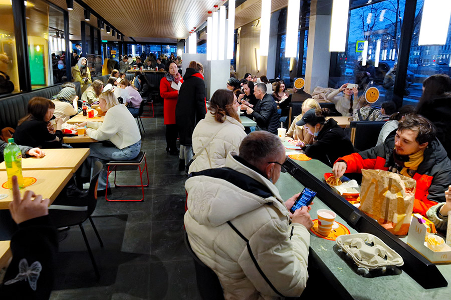  Последний день работы первого в России McDonald's перед закрытием 