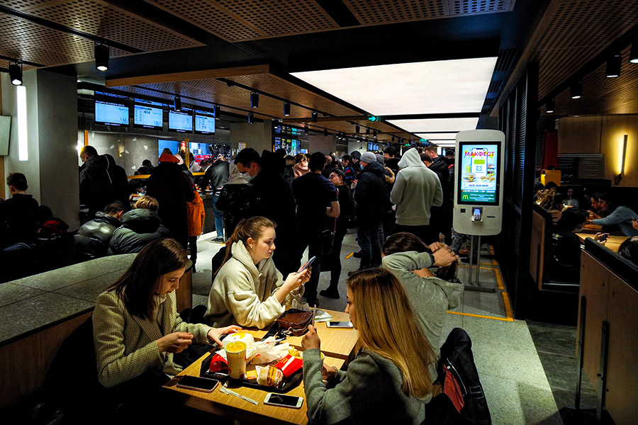  Последний день работы первого в России McDonald's перед закрытием 