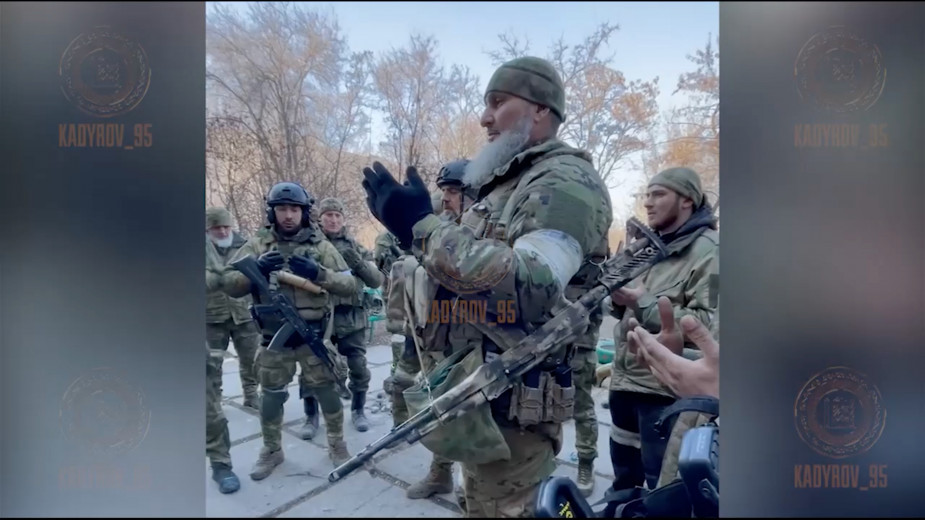 Кадыров показал водружение флага Чечни над администрацией Мариуполя