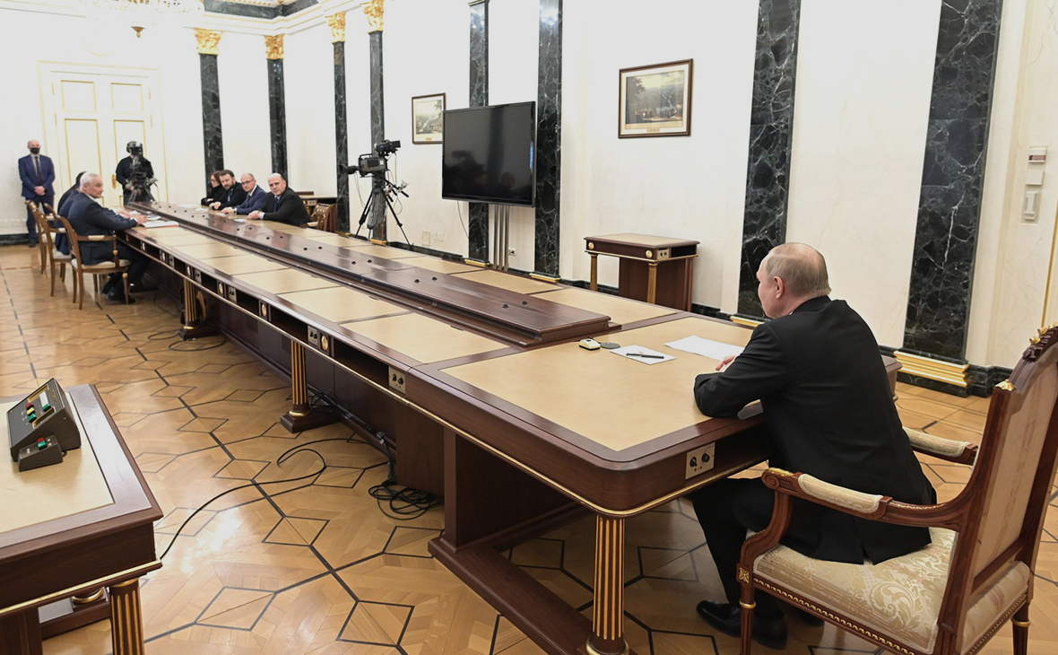 Путин поручил определить страны, совершающие недружественные действия