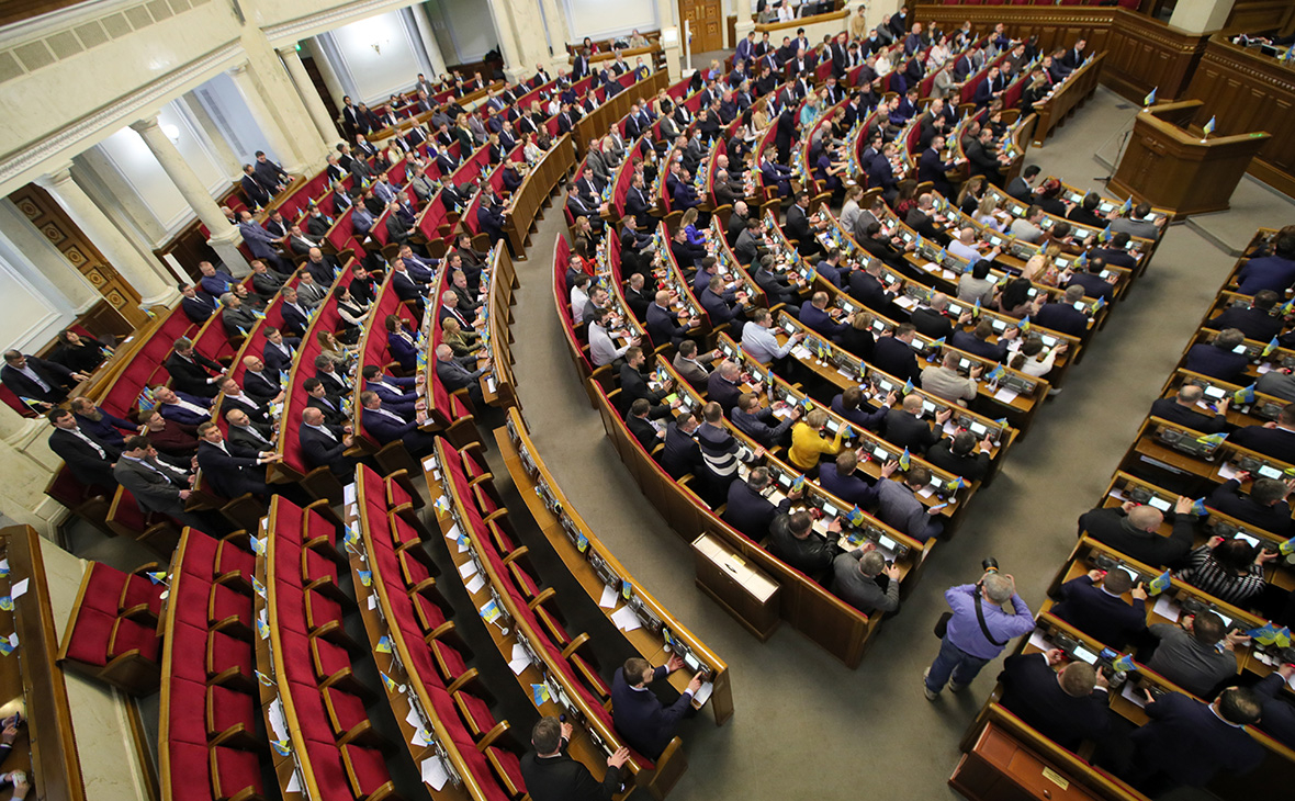 Верховная рада продлила военное положение на Украине до 25 мая