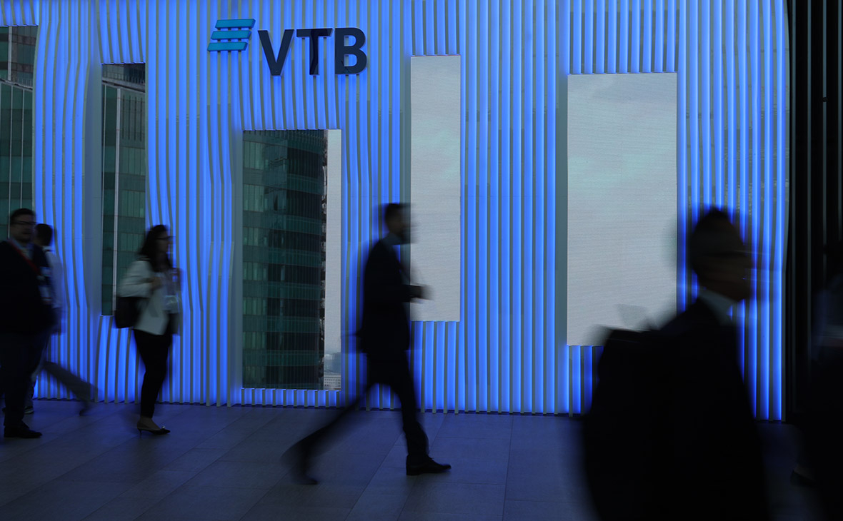 ВТБ первым после Минфина рассчитался в рублях по валютному долгу