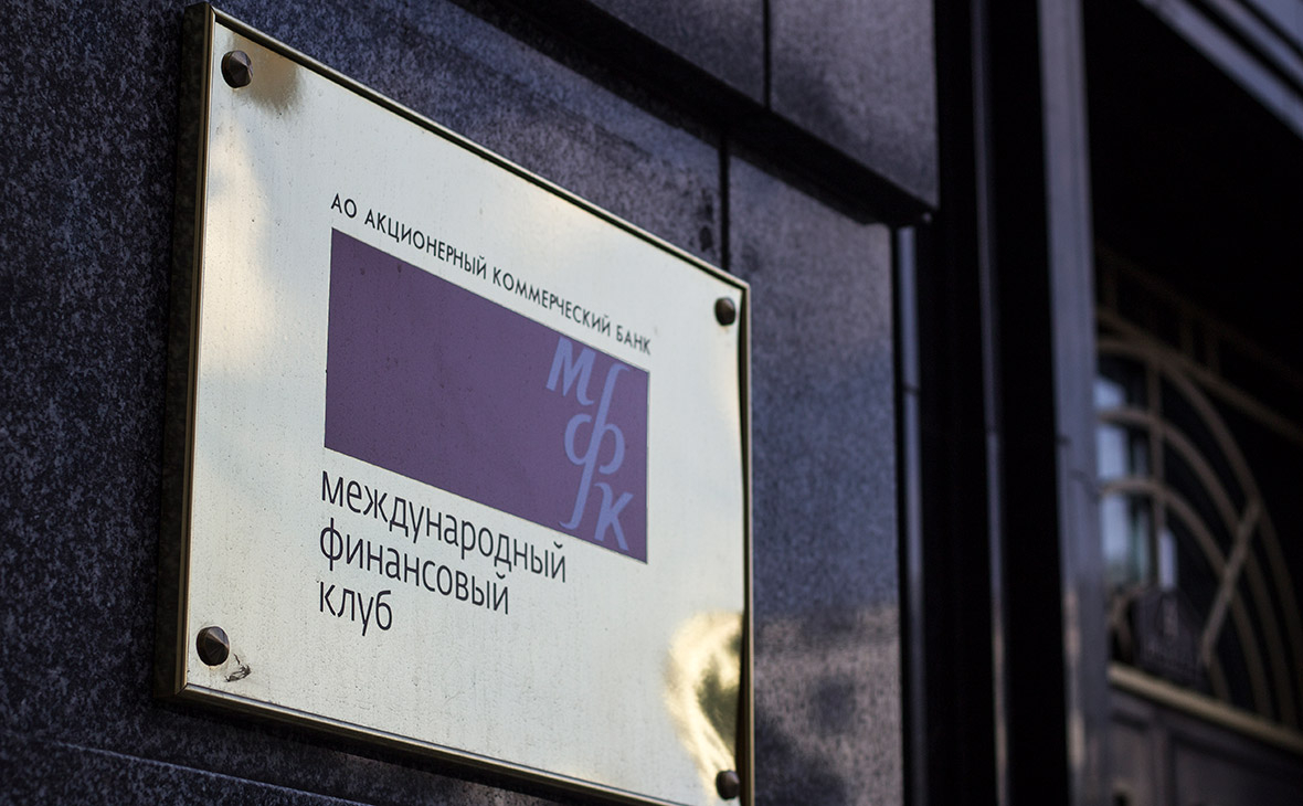 Рейтинг банка Прохорова снизился из-за изъятия денег VIP-вкладчиками