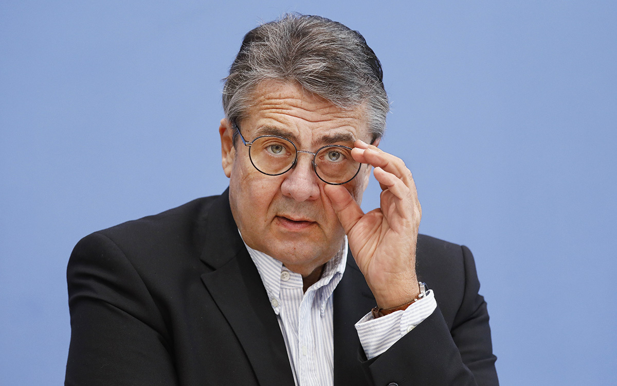 Экс-глава МИД ФРГ обвинил посла Украины в распространении теорий заговора