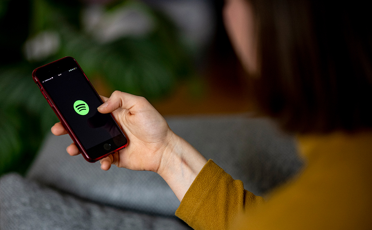 Приложение Spotify удалили из российских App Store и Google Play