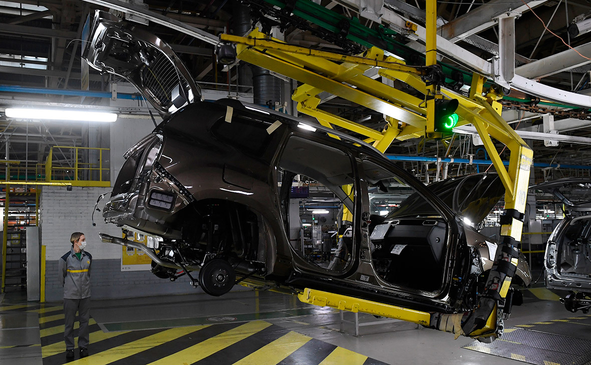 Мантуров отказался считать национализацией передачу завода Renault Москве