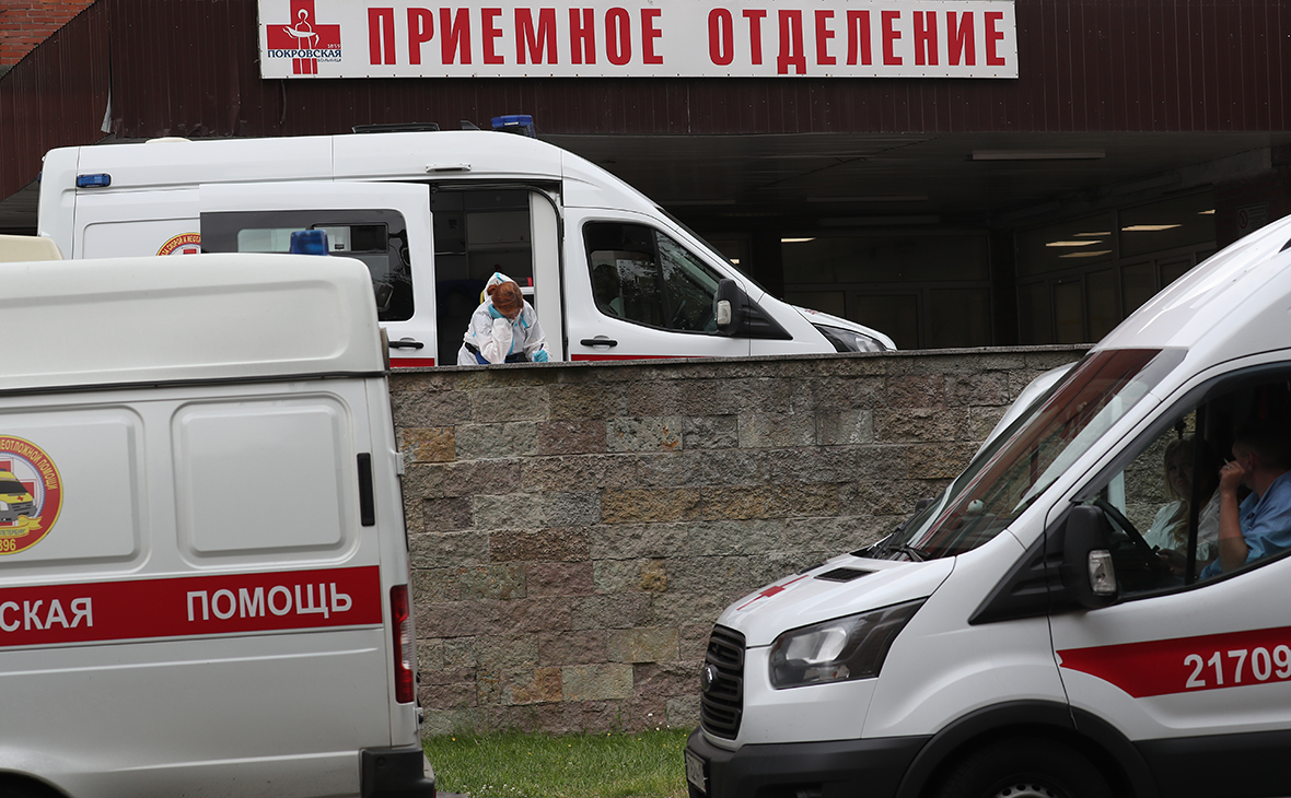 Число госпитализированных с COVID за сутки упало почти в два раза