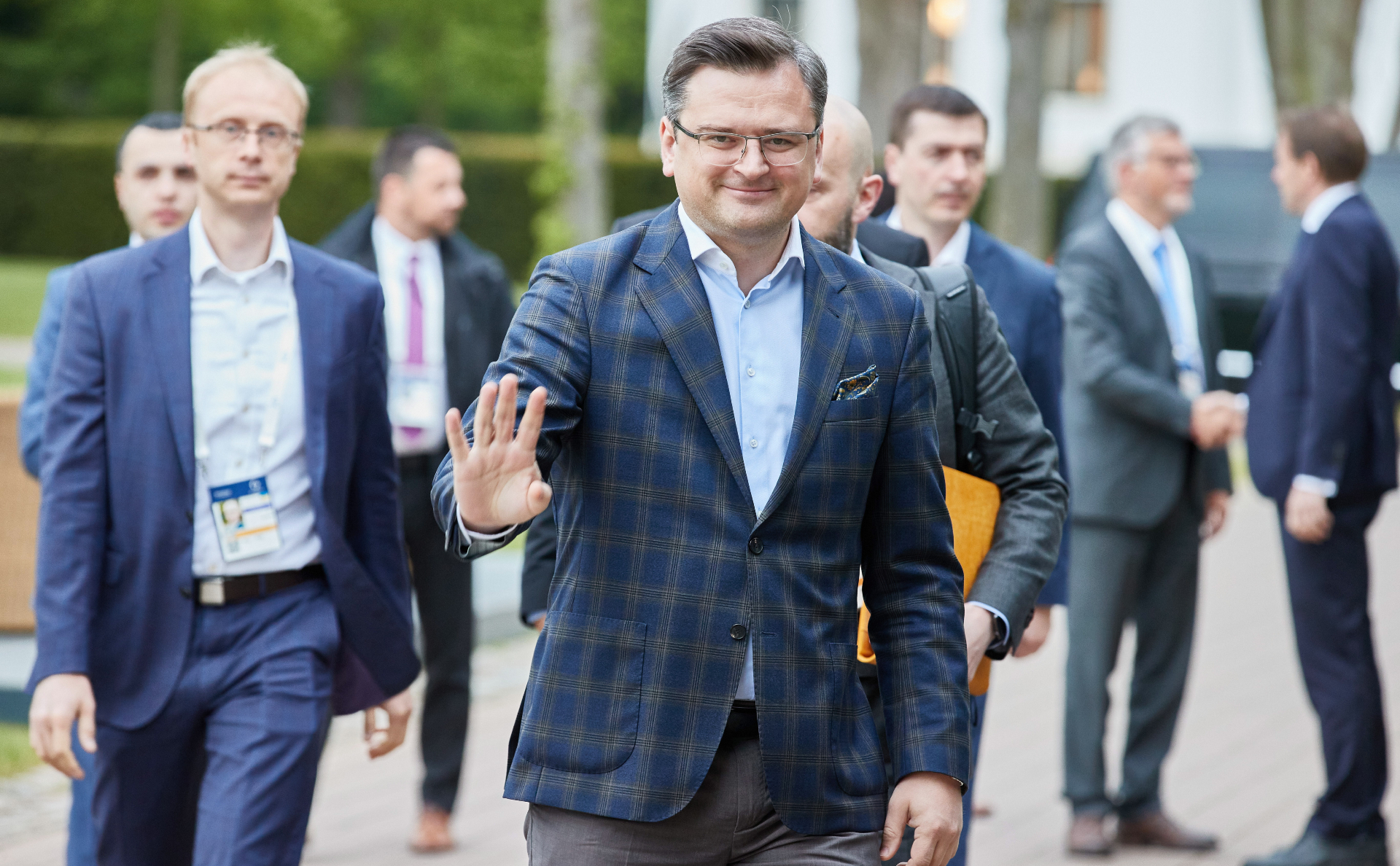 Кулеба заявил, что Украина будет «воевать и лопатами» без поставок оружия