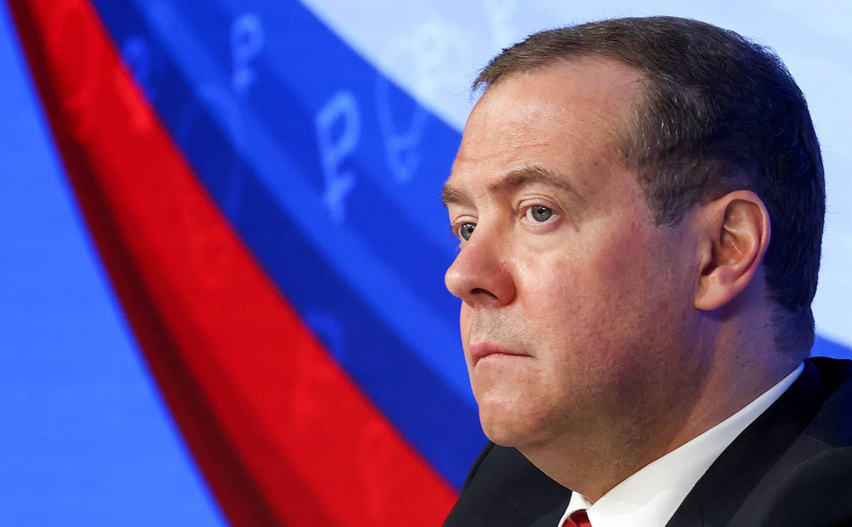 Медведев назвал США и Британию «наперсточниками» из-за дешевеющего евро