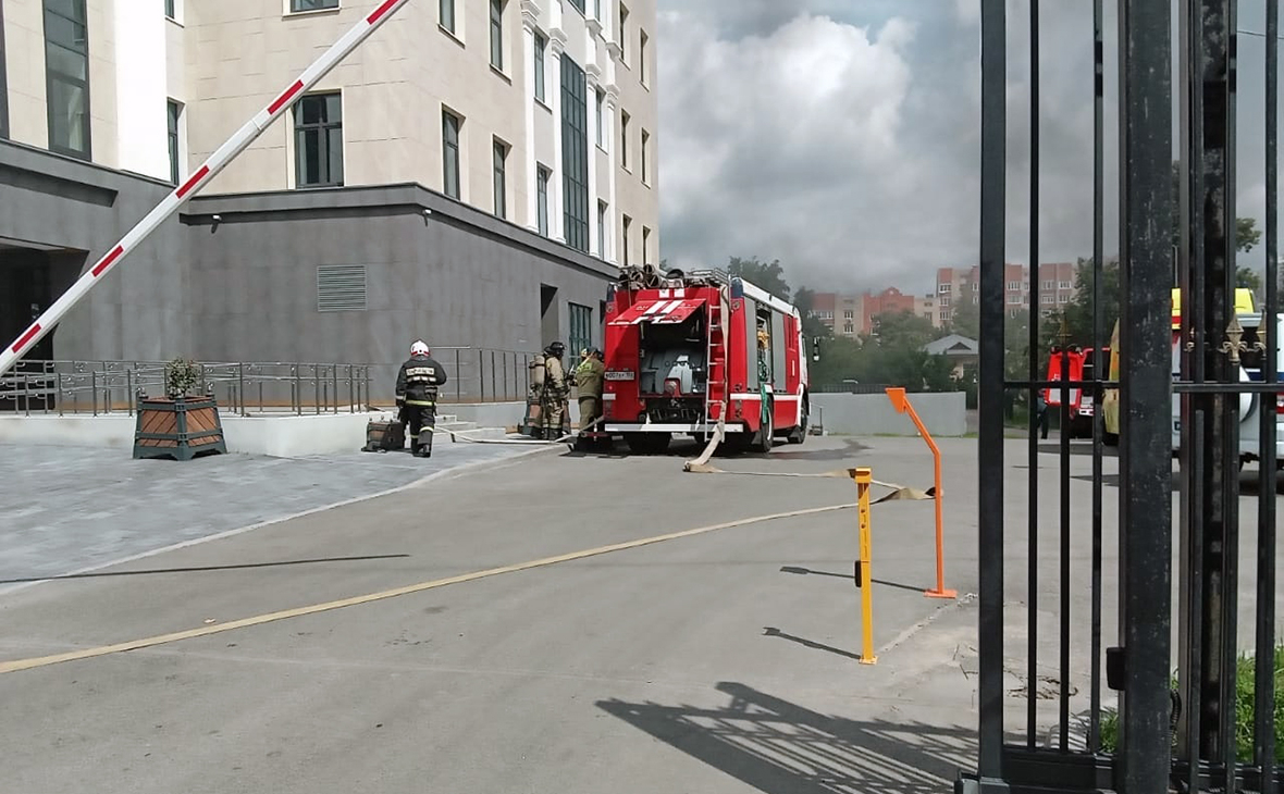 В Уфе загорелась кровля здания арбитражного суда